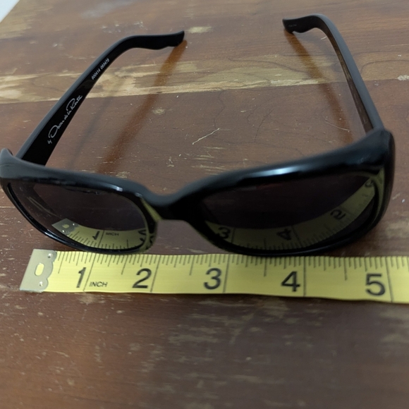 Oscar de la Renta black plastic oval sunglasses - Picture 9 of 10